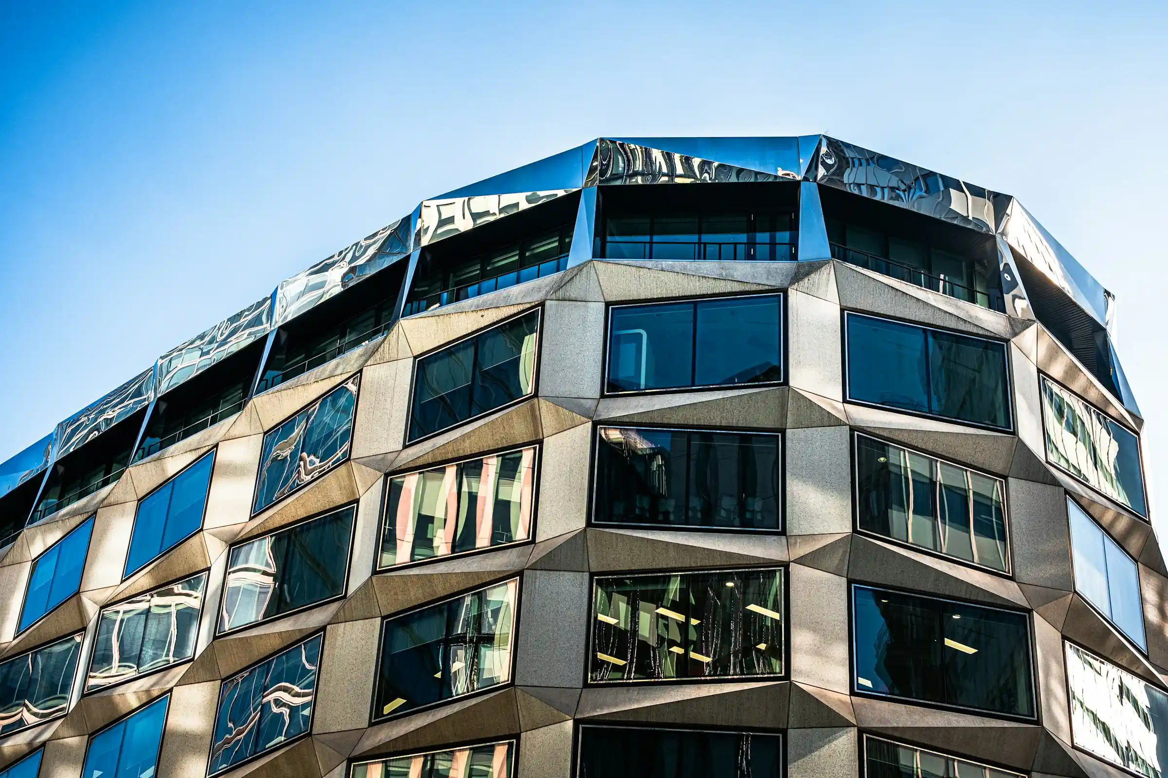 A curved office building with mirrored windows in the City of London, UK